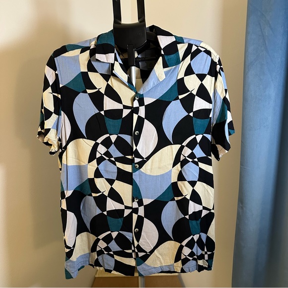 ASOS Design Button Down Revere Short Sleeve Shirt in Black/Cream Geo Print - Picture 3 of 8